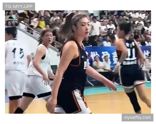 李梦居然把家里布置得像豪宅，还没想到篮球场上她这么拼命？